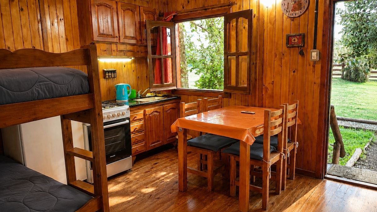 La cocina y la mesa, con las cuchetas al lado