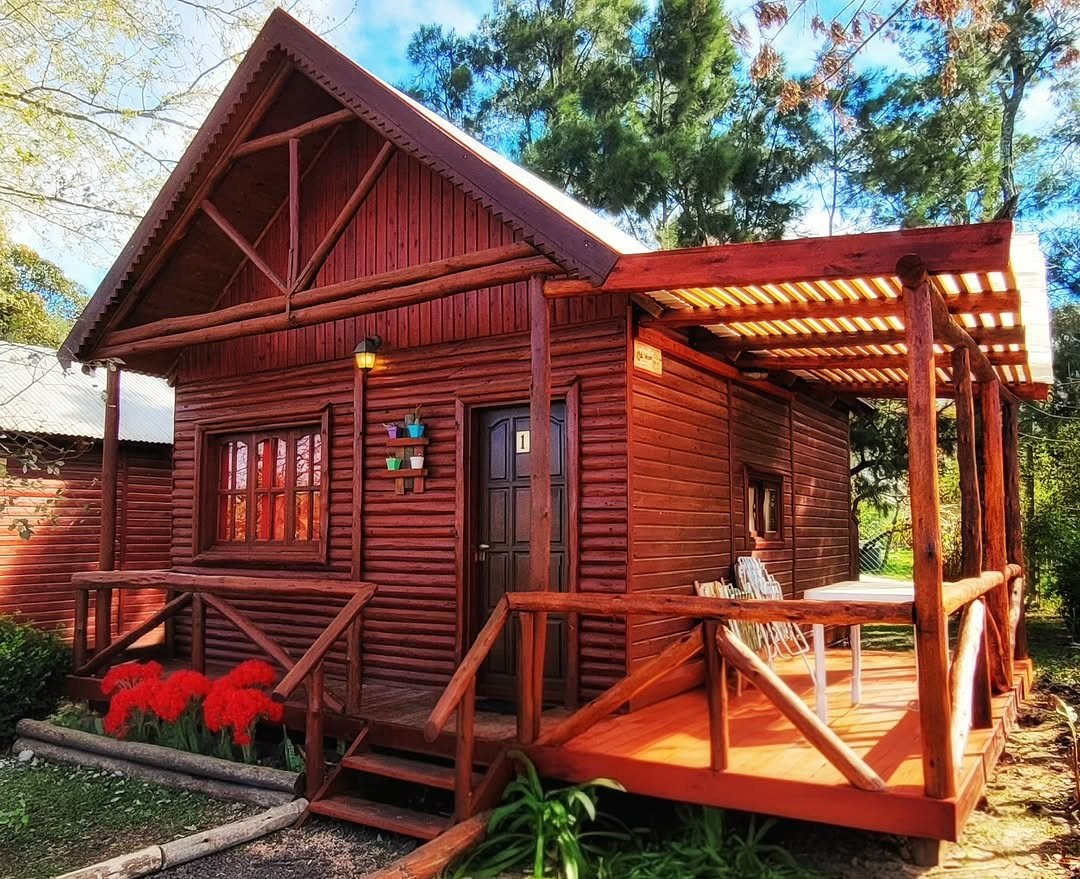 El frente de una de las cabañas de madera, con su galería