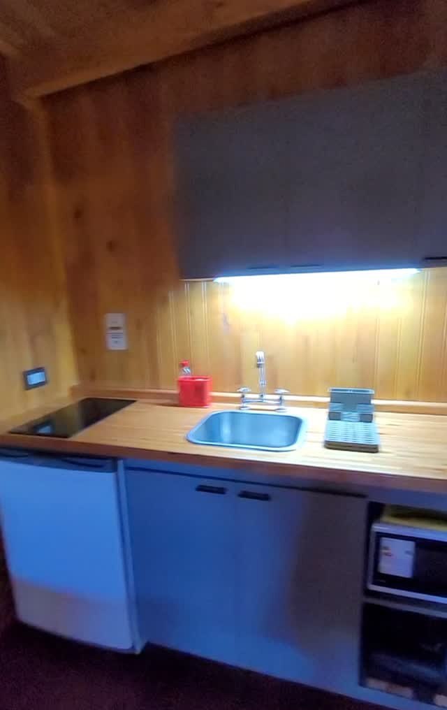 La cocina equipada de una de las cabañas