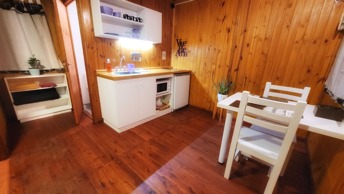La cocina, con horno y mesa
