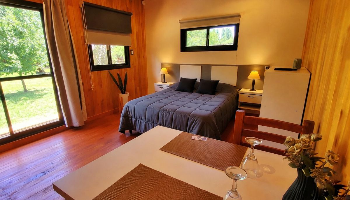 El dormitorio, con el ventanal al parque