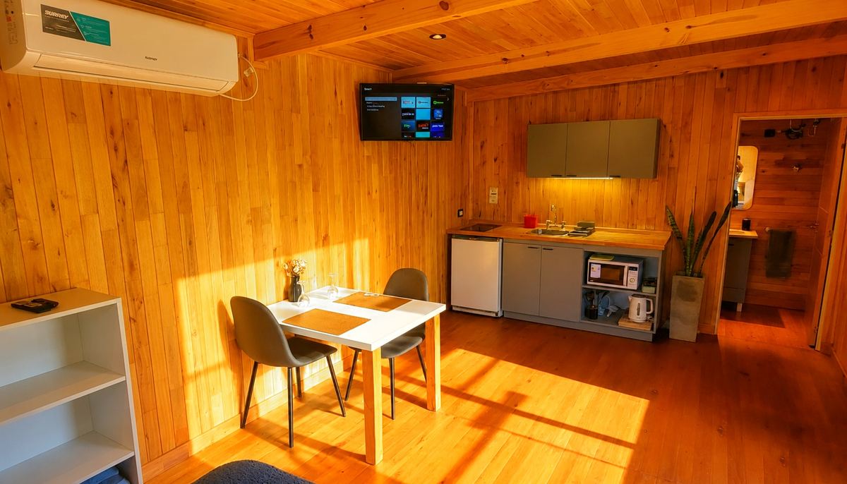 El estar, con la cocina y la mesa