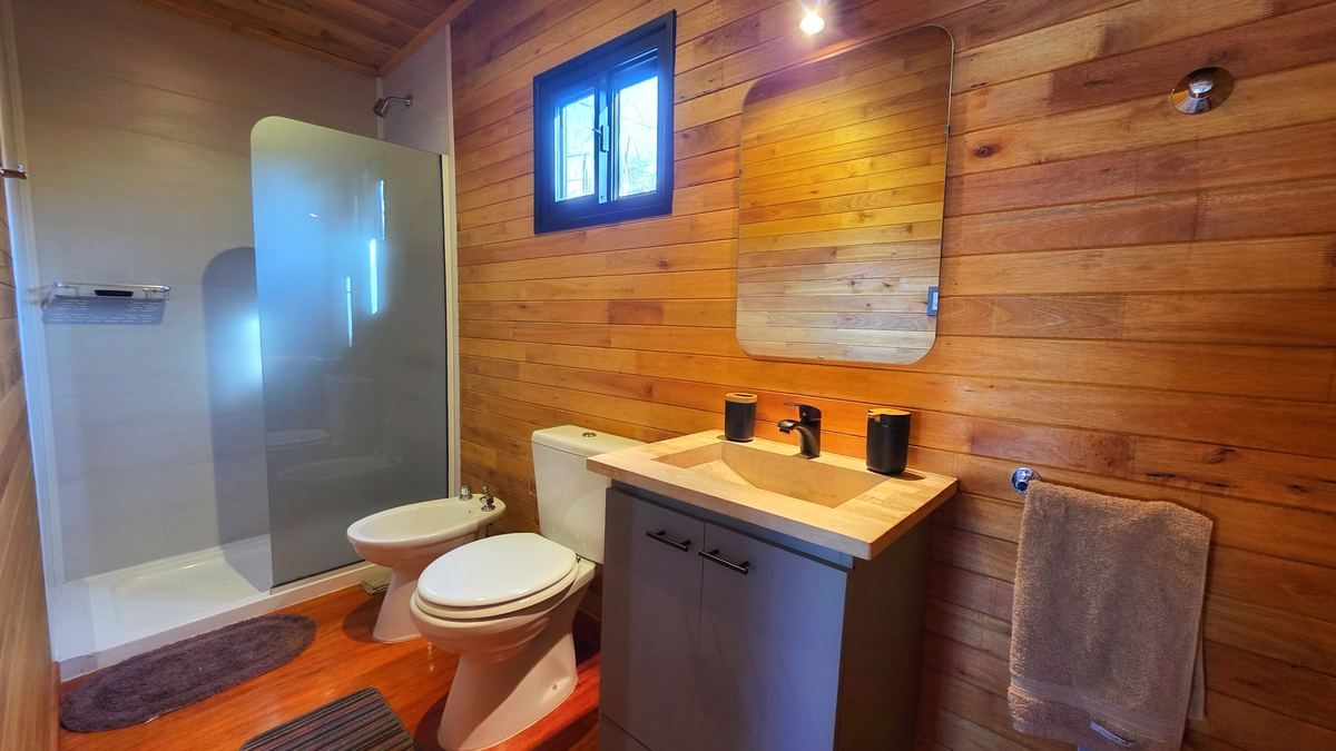 El baño, con ducha y vanitory
